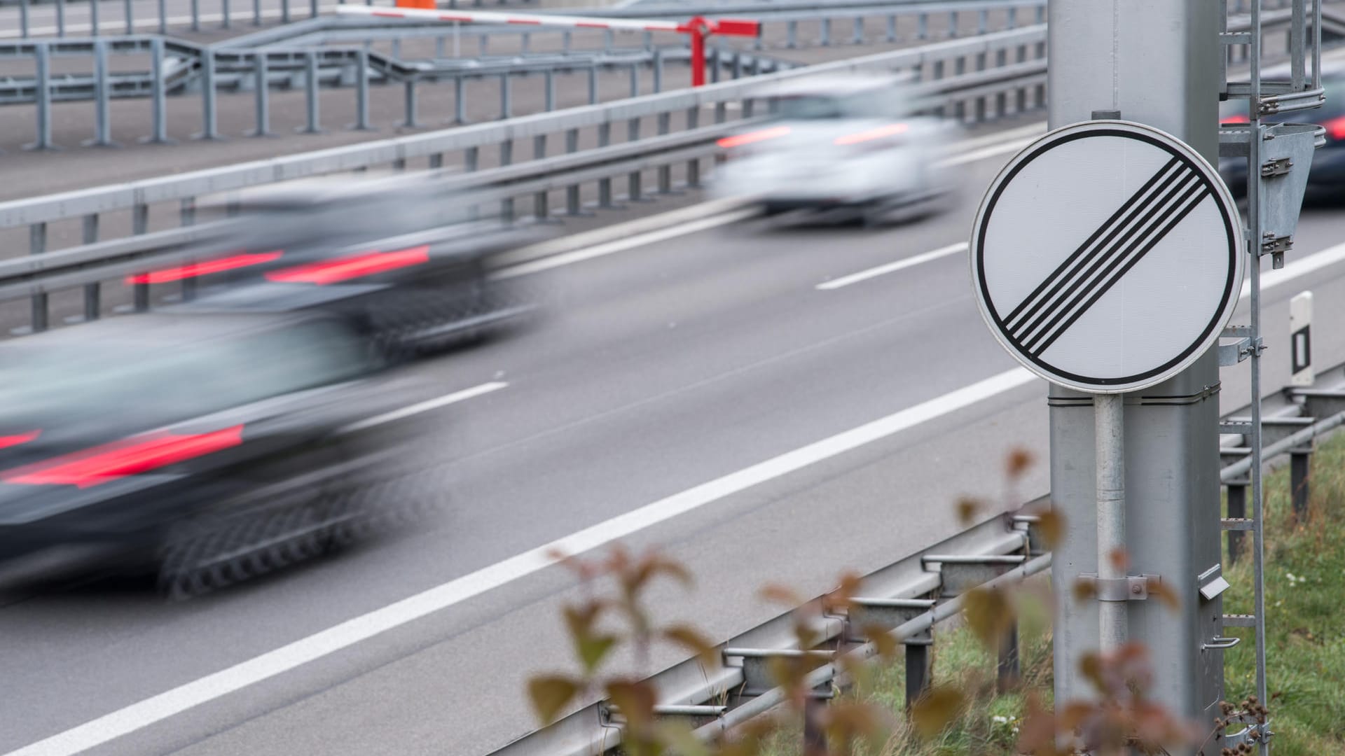 Autos fahren auf der Autobahn: Das Risiko auf der Autobahn zu sterben, ist bis zu sechs Mal kleiner als auf Straßen insgesamt.