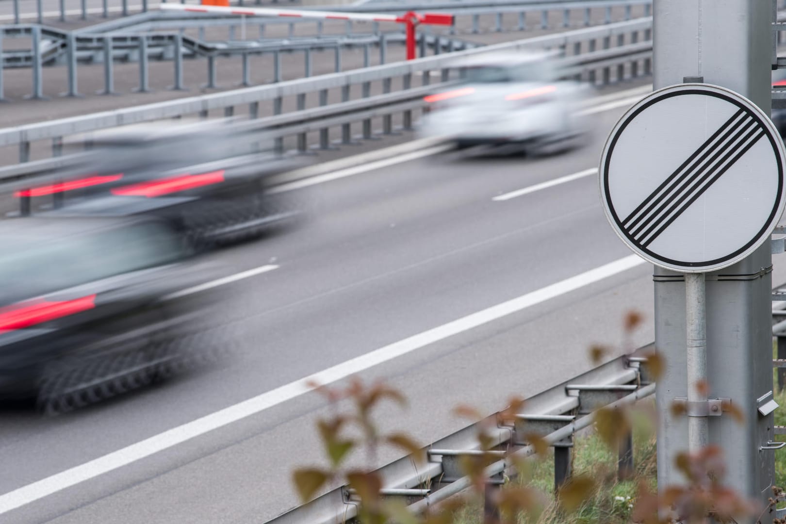 Autos fahren auf der Autobahn: Das Risiko auf der Autobahn zu sterben, ist bis zu sechs Mal kleiner als auf Straßen insgesamt.