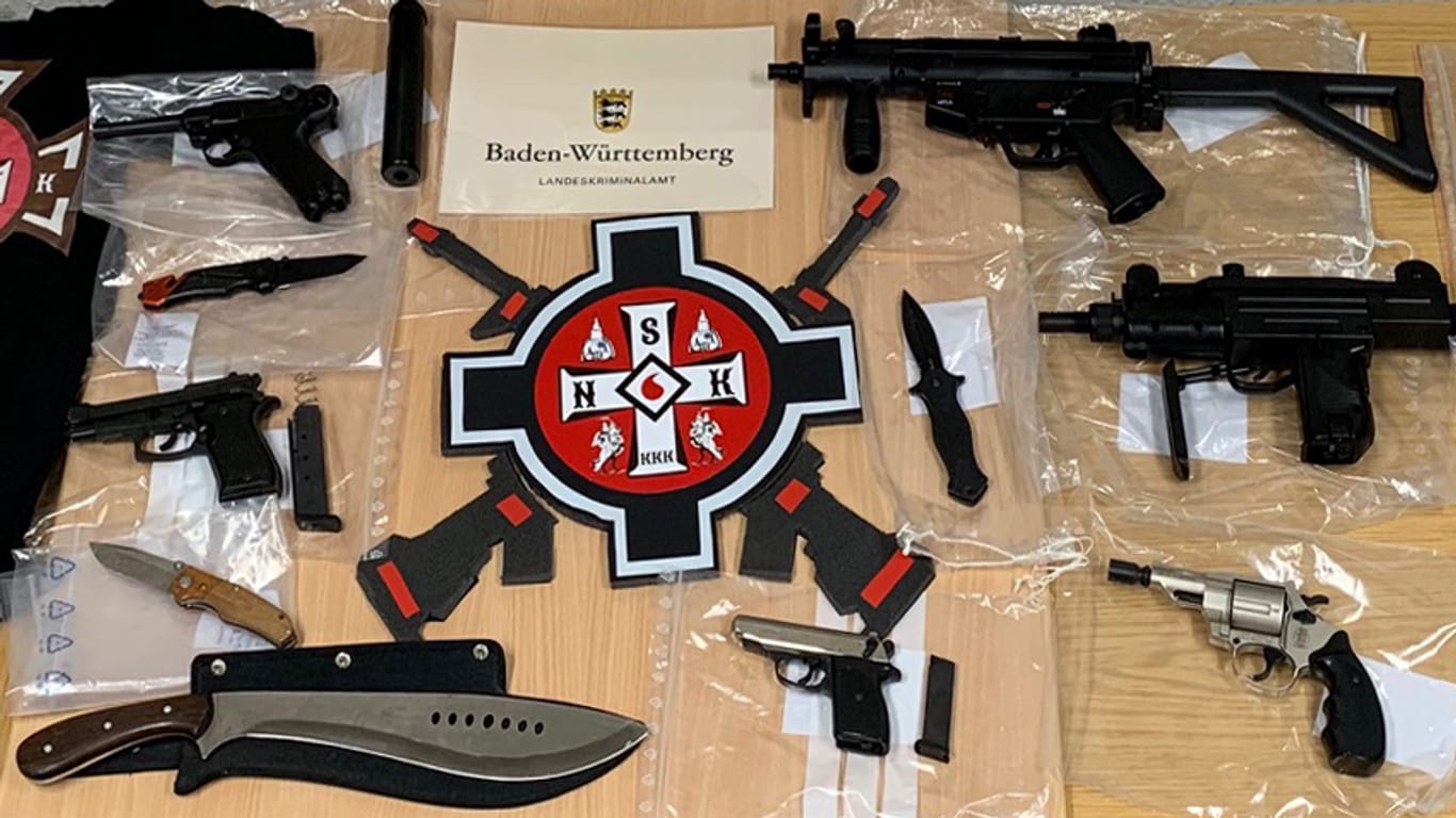 Beschlagnahmte Waffen bei einer Razzia gegen den "Ku-Klux-Klan Deutschland" (Symbolbild): Verschiedene Rechtsextremisten-Gruppen waren in den vergangenen Jahren zu Schießübungen im Ausland.