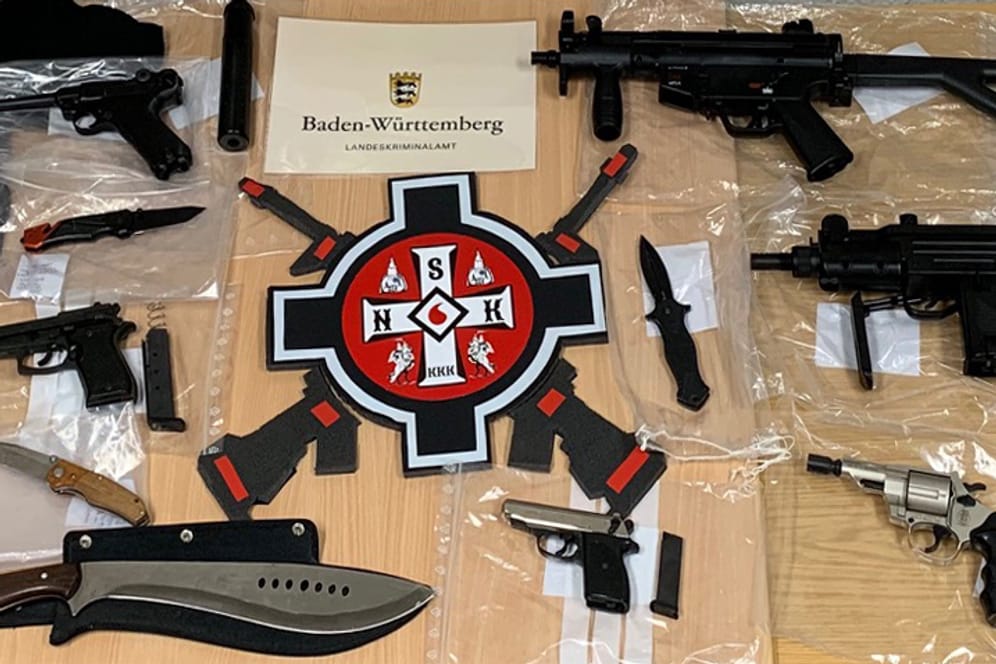 Beschlagnahmte Waffen bei einer Razzia gegen den "Ku-Klux-Klan Deutschland" (Symbolbild): Verschiedene Rechtsextremisten-Gruppen waren in den vergangenen Jahren zu Schießübungen im Ausland.