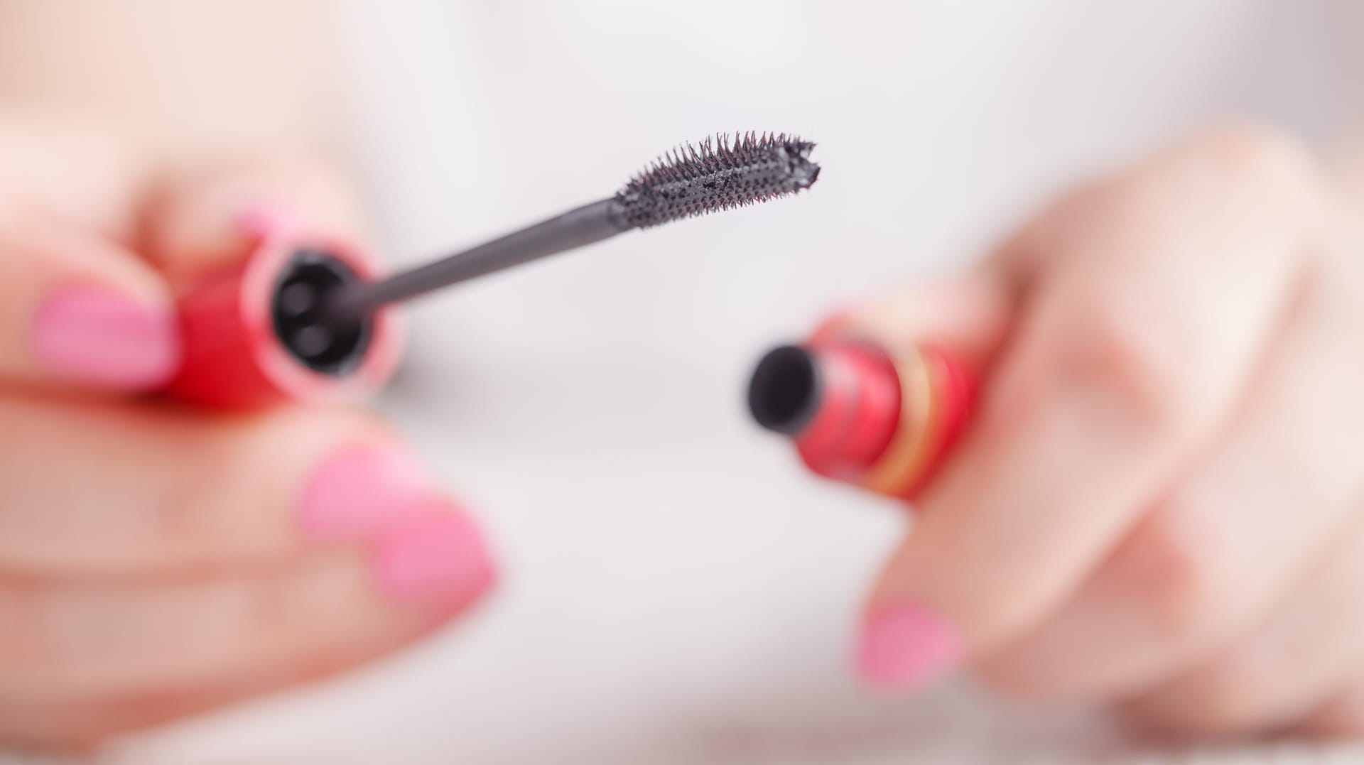 Mascara: Nach spätestens sechs Monaten sollten angebrochene Mascarafläschchen weggeworfen werden.