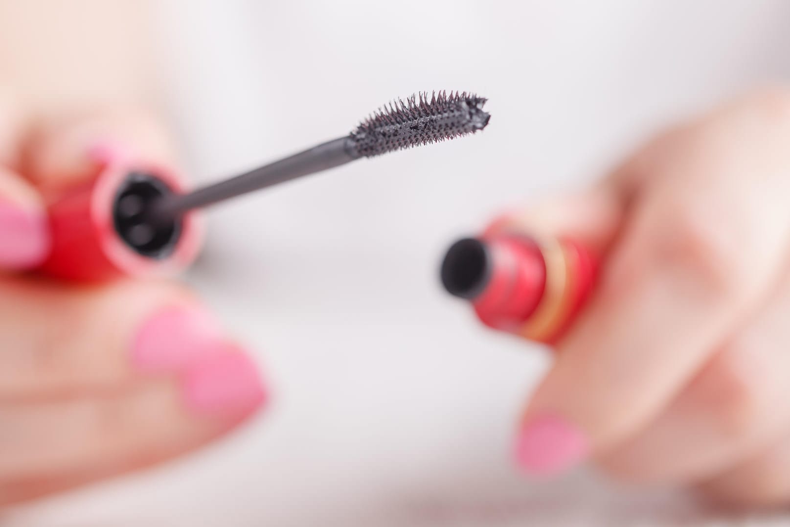 Mascara: Nach spätestens sechs Monaten sollten angebrochene Mascarafläschchen weggeworfen werden.