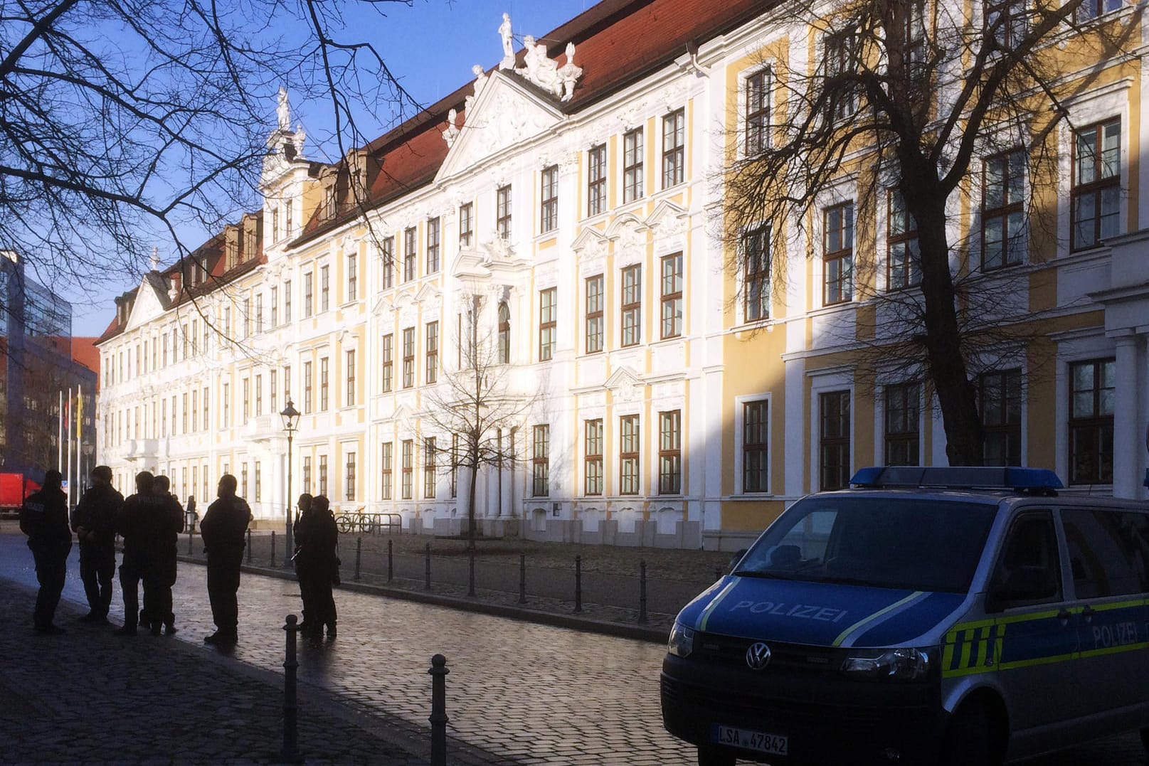 Polizisten stehen vor dem Landtag: Ein abgestelltes Päckchen mit einem Zettel darauf dort für Aufregung und eine Teilräumung des Gebäudes gesorgt.