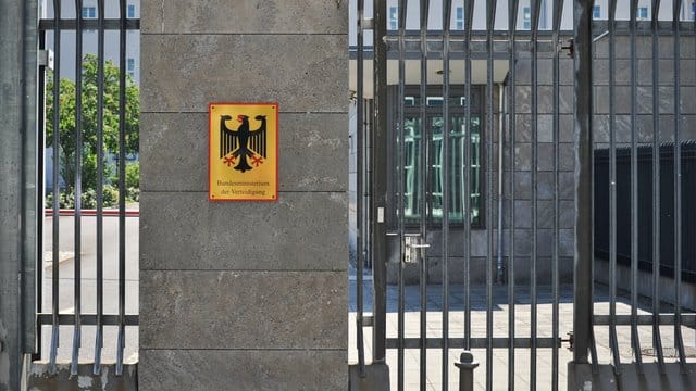 Das Gremium soll Vorwürfe im Zusammenhang mit dem millionenteuren Einsatz externer Fachleute unter Verteidigungsministerin von der Leyen aufklären. Das Gremium soll Vorwürfe im Zusammenhang mit dem millionenteuren Einsatz externer Fachleute unter Verteidigungsministerin von der Leyen aufklären.
