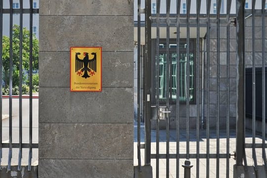 Das Gremium soll Vorwürfe im Zusammenhang mit dem millionenteuren Einsatz externer Fachleute unter Verteidigungsministerin von der Leyen aufklären.