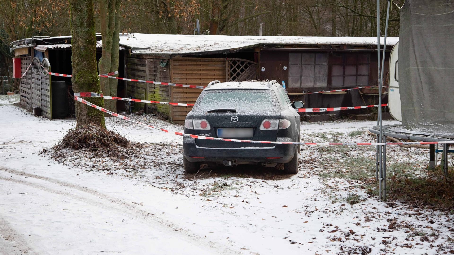 Der Tatort auf dem Campingplatz ist mit einem Polizeiabsperrband versehen: Mindestens 23 Kinder sollen zwei Männer in Lügde über einen Zeitraum von zehn Jahren missbraucht haben.