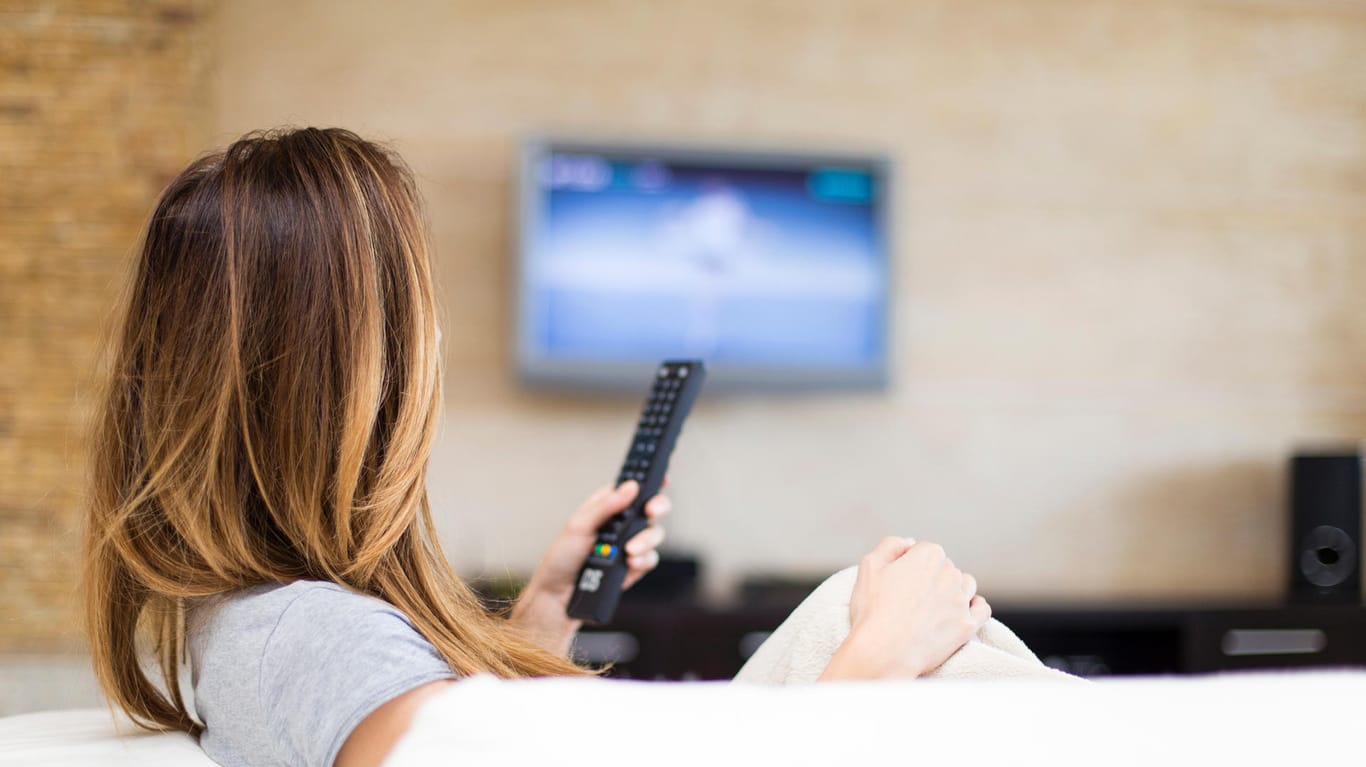 Eine Frau schaut Fernsehen (Symbolbild): Die Stiftung Warentest hat 21 Fernsehgeräte bis 43 Zoll Bildschirmdiagonale getestet.