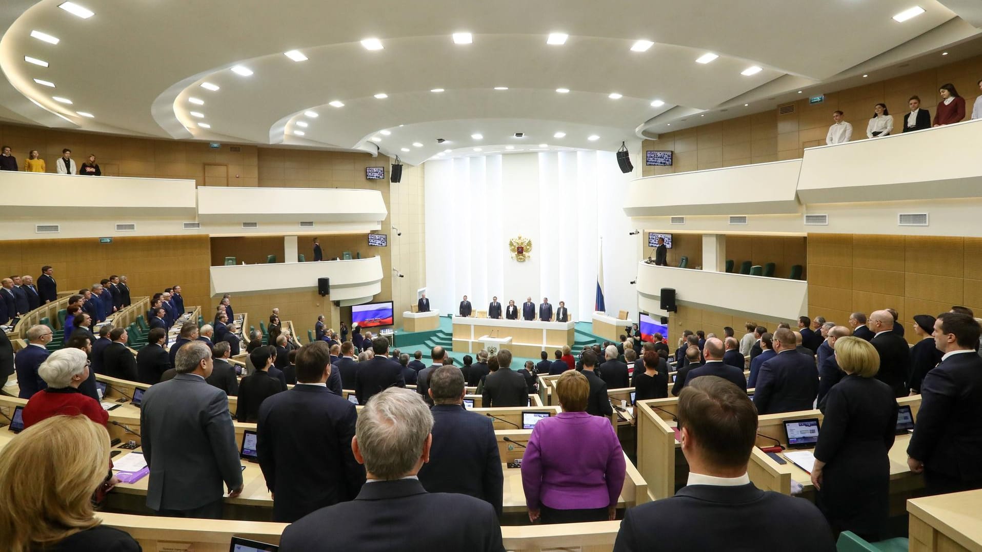 Der russische Föderationsrat in Moskau: Der festgenommene Politiker soll außerdem Dokumente gefälscht haben, auf deren Grundlage er Mitglied des Rates wurde.