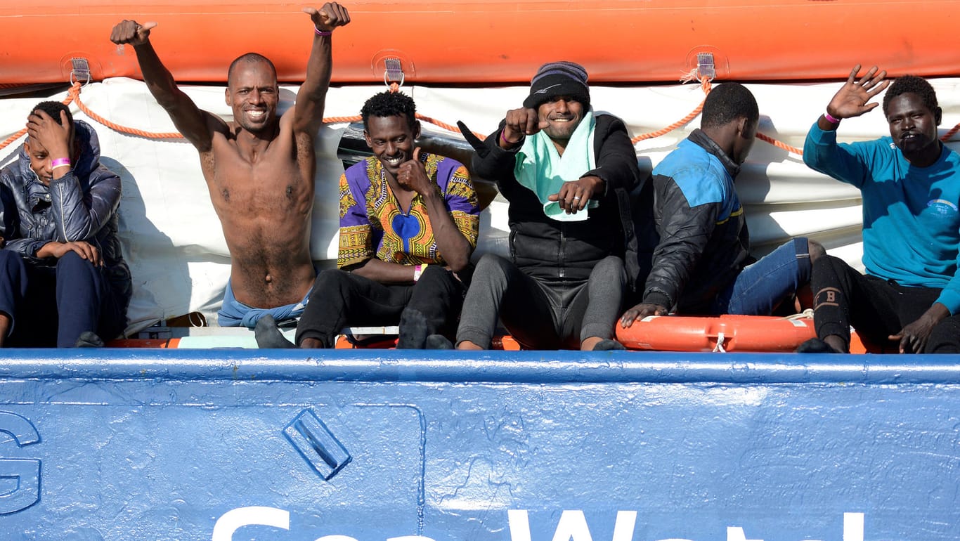 Gerettete Schiffbrüchige an Bord der "Sea-Watch 3": Sieben EU-Länder haben sich zur Aufnahme der Menschen bereit erklärt.