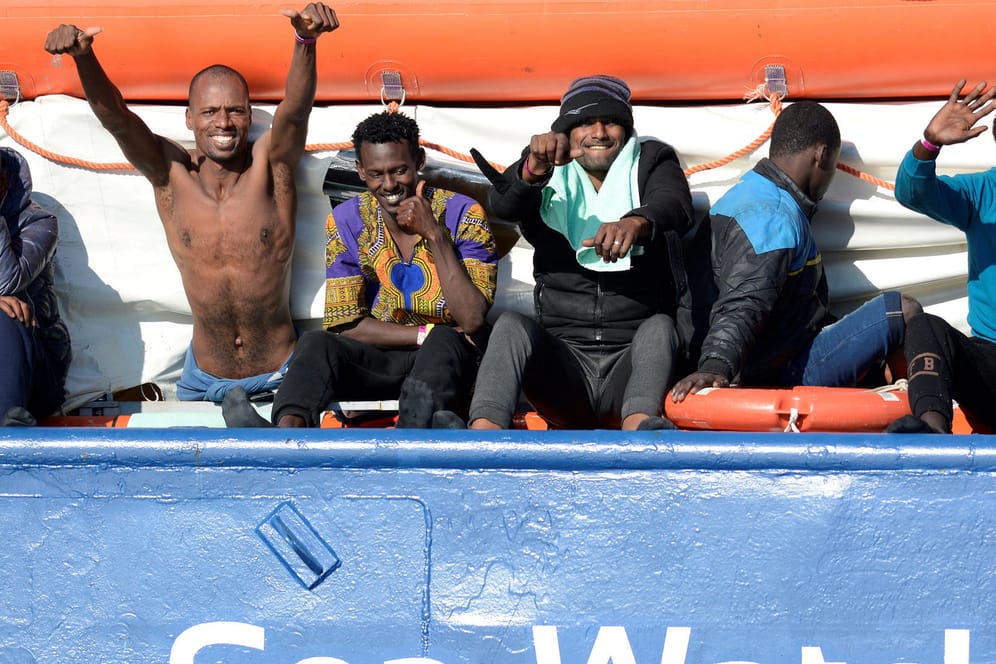 Gerettete Schiffbrüchige an Bord der "Sea-Watch 3": Sieben EU-Länder haben sich zur Aufnahme der Menschen bereit erklärt.