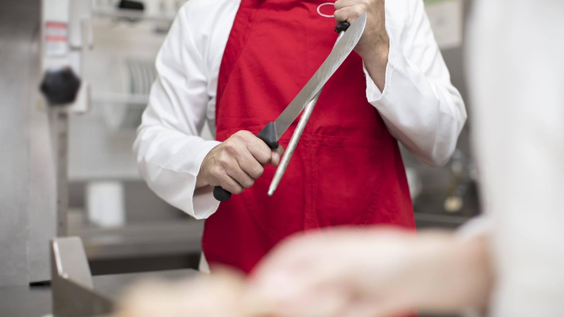 Restaurant in Düsseldorf: Nach Polizeiangaben hat ein eifersüchtiger Gast den Koch niedergestochen. (Symbolbild) Restaurant in Düsseldorf: Nach Polizeiangaben hat ein eifersüchtiger Gast den Koch niedergestochen. (Symbolbild)