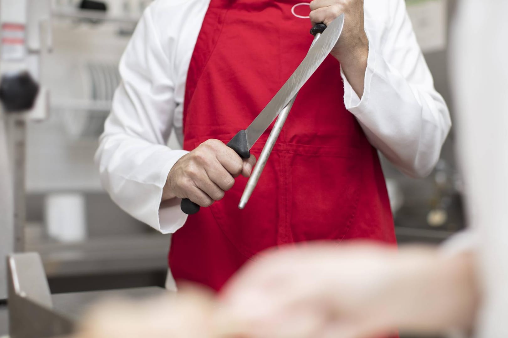 Restaurant in Düsseldorf: Nach Polizeiangaben hat ein eifersüchtiger Gast den Koch niedergestochen. (Symbolbild)