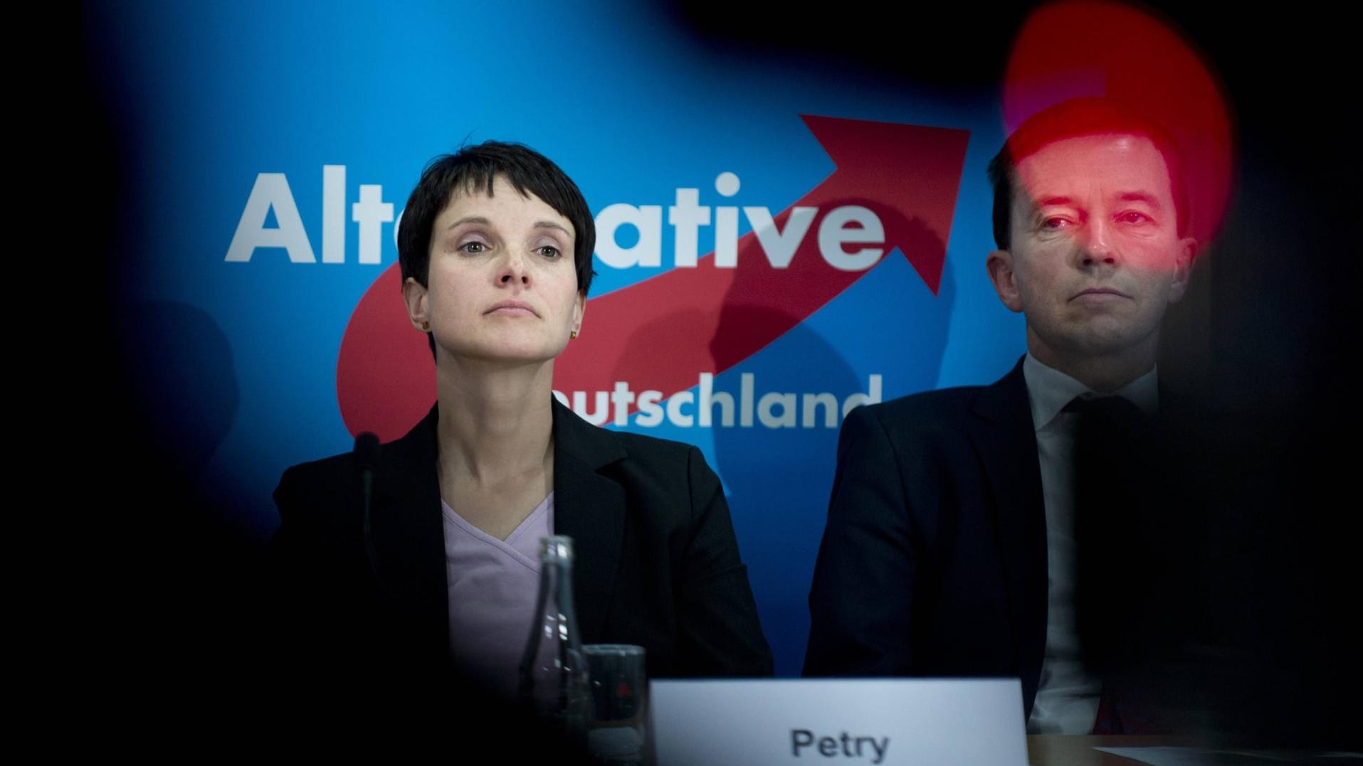 Frauke Petry und Bernd Lucke: Es war sein größter Fehler Petry zu vertrauen, sagte der Mitbegründer der AfD gegenüber der "Zeit".