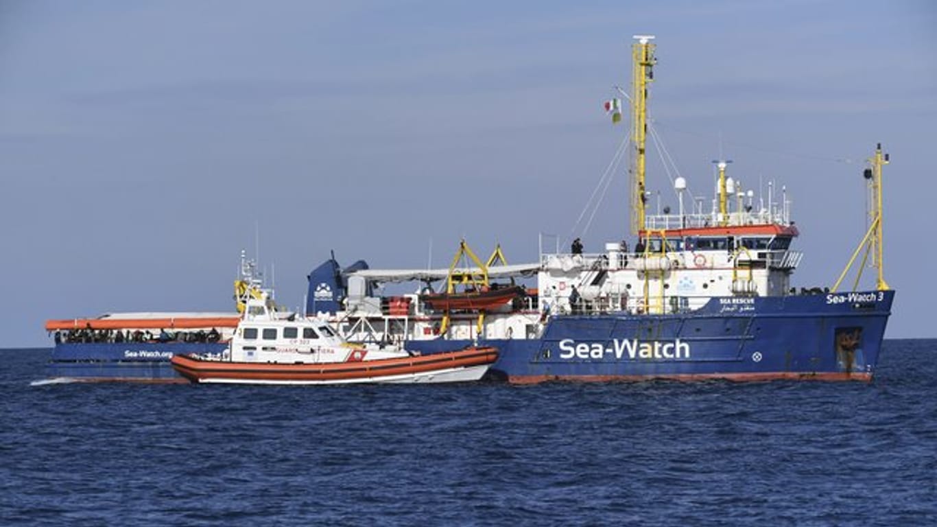 Ein Schiff der italienischen Küstenwache nähert sich dem Rettungsschiff "Sea Watch 3" vor der Küste Siziliens.
