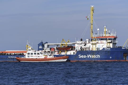 Ein Schiff der italienischen Küstenwache nähert sich dem Rettungsschiff "Sea Watch 3" vor der Küste Siziliens.