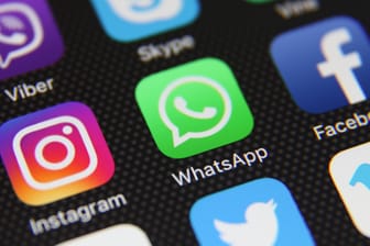Smartphone mit Messenger-Diensten: Bei WhatsApp wird es künftig etwas voller. Ab dem 1. Februar 2019 kann Facebook dort Werbung an die Nutzer ausspielen.