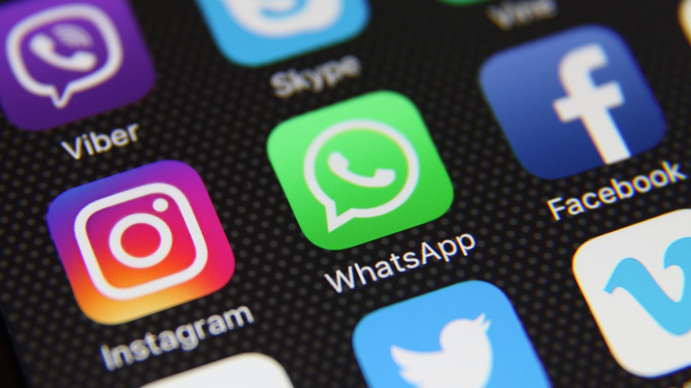 Smartphone mit Messenger-Diensten: Bei WhatsApp wird es künftig etwas voller. Ab dem 1. Februar 2019 kann Facebook dort Werbung an die Nutzer ausspielen.