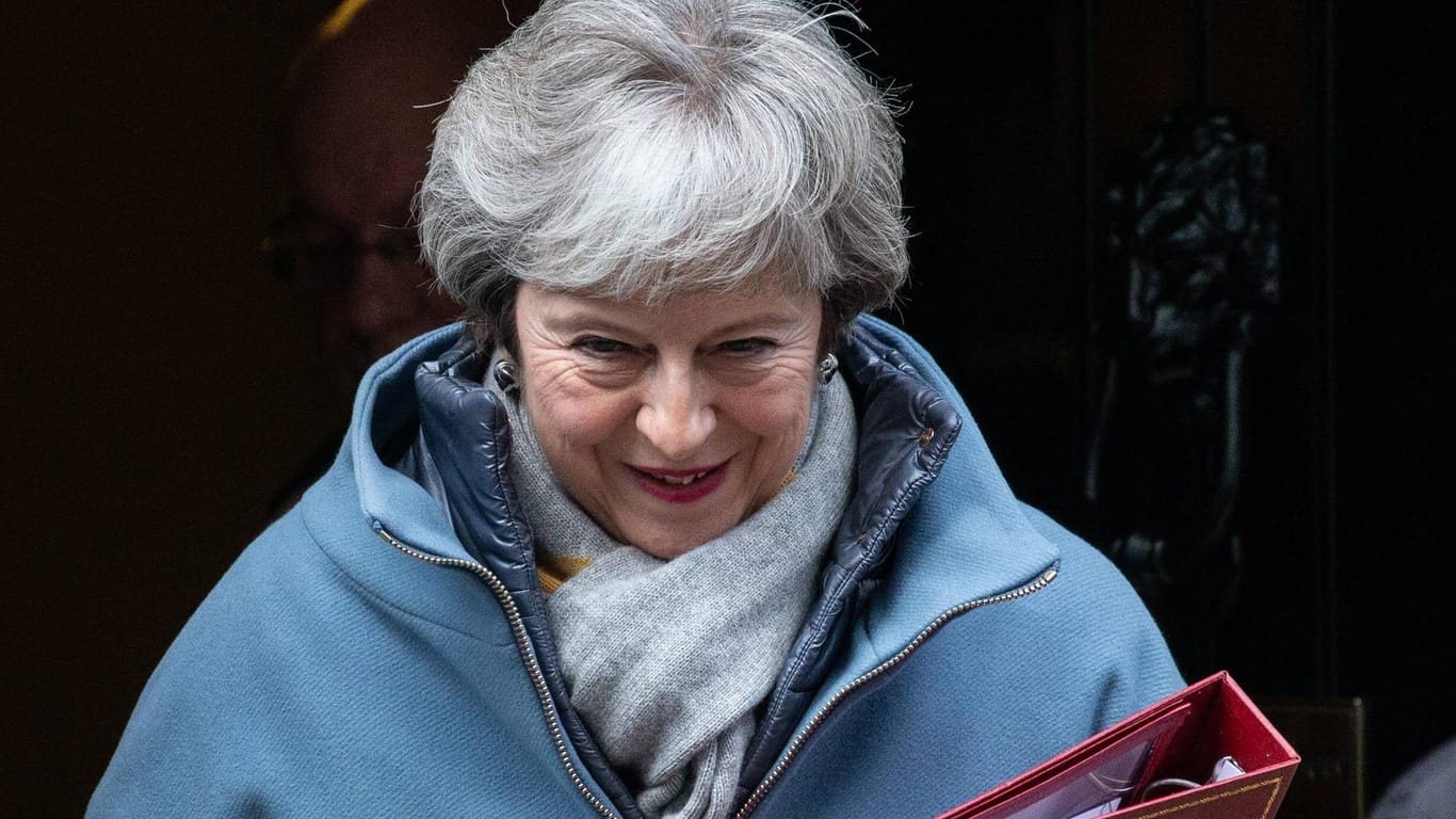Premierministerin Theresa May verlässt ihren Regierungssitz in der Downing Street: In zwei Wochen muss sie die Ergebnisse der Nachverhandlungen mit Brüssel erneut dem Parlament zur Abstimmung vorlegen.