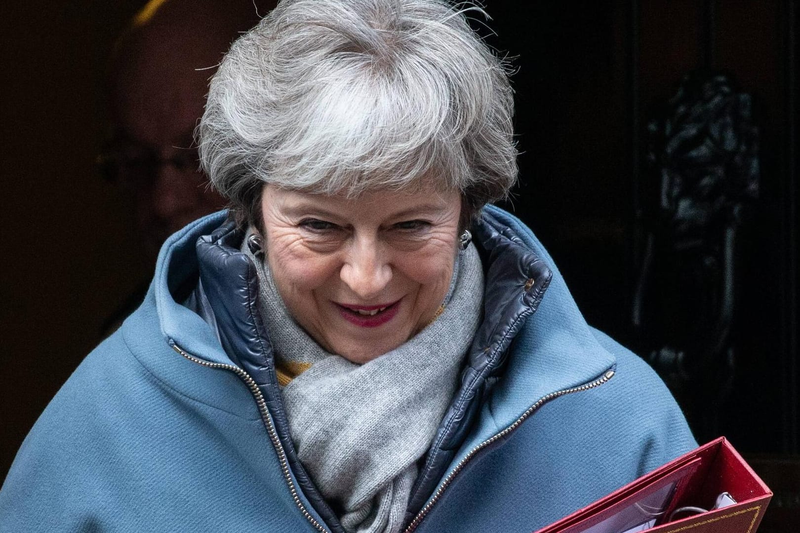 Premierministerin Theresa May verlässt ihren Regierungssitz in der Downing Street: In zwei Wochen muss sie die Ergebnisse der Nachverhandlungen mit Brüssel erneut dem Parlament zur Abstimmung vorlegen.