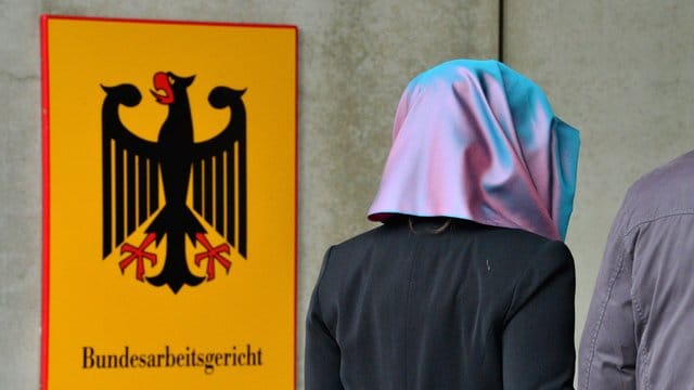 SEine junge Frau mit Kopftuch am "Bundesarbeitsgericht. SEine junge Frau mit Kopftuch am "Bundesarbeitsgericht.