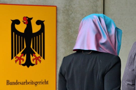 SEine junge Frau mit Kopftuch am "Bundesarbeitsgericht.
