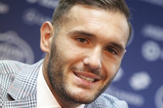 Schalke ist angeblich an Stürmer Lucas Perez interessiert.