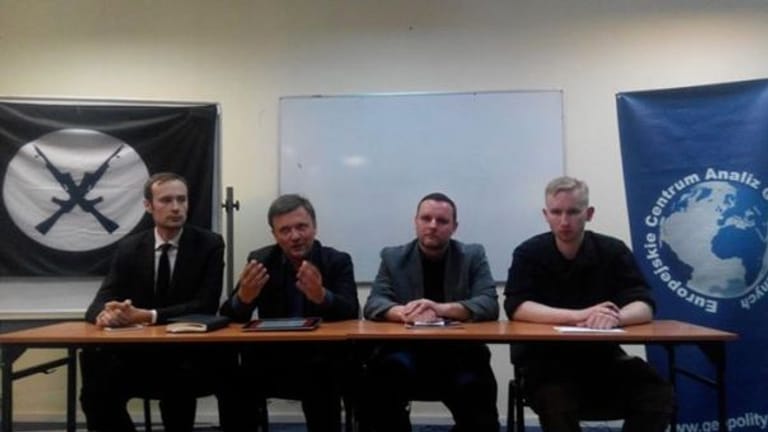 Treffen: Michal P. (rechts) Hauptangeklagter wegen des Brandschlags auf ein ungarisches Kulturinstitut bei einem Treffen in Polen 2015 neben Manuel Ochsenreiter. Er nennt ihn den Auftraggeber des Anschlags, Ochsenreiter hat das bestritten.