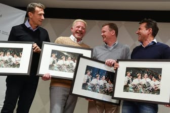 Die früheren deutschen Tennisspieler Patrick Kühnen (l-r), Boris Becker, Eric Jelen und Carl-Uwe Steeb bei der Ehrung durch den Deutschen Tennis Bund.