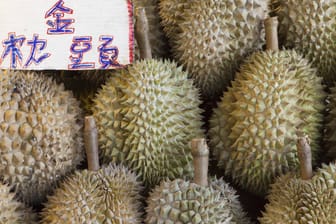 Gibt es für zwei Euro oder für 1.000 (Symbolfoto): Die als "Königin der Früchte" bekannte Durianfrucht erfreut sich in ganz Südostasien großer Beliebtheit.