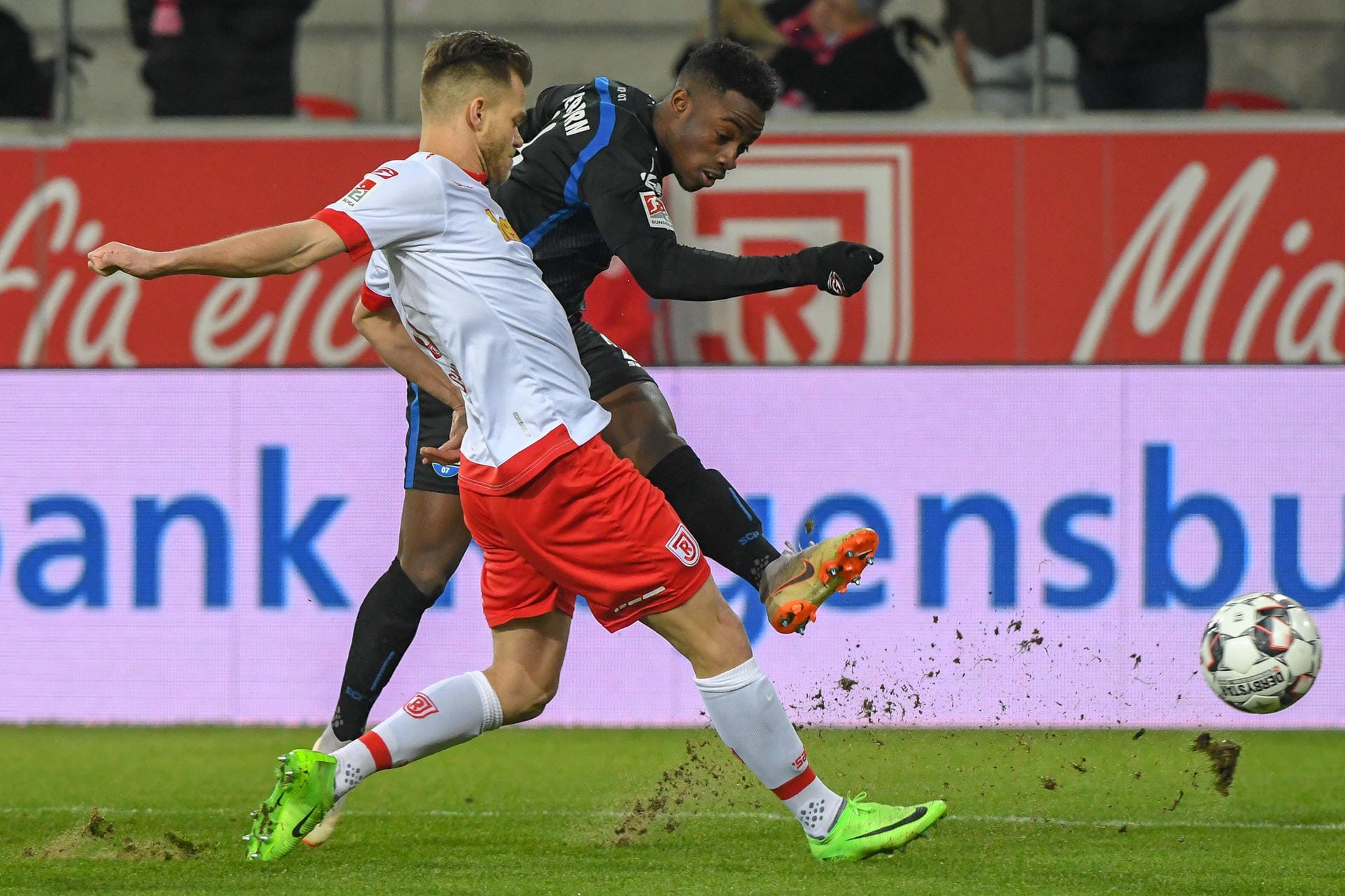 Christopher Antwi-Adjei vom SC Paderborn (r.) und Regensburgs Benedikt Saller kämpfen um den Ball.