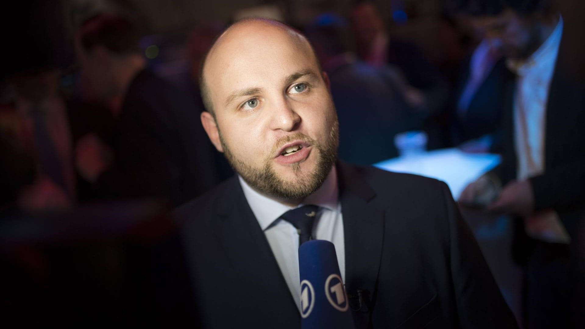 Der AfD-Bundestagsabgeordnete Markus Frohnmaier: Zwei seiner Vereinsfreunde stehen unter dem Verdacht schwerer Straftaten – einer von ihnen arbeitete in seinem Bundestagsbüro.