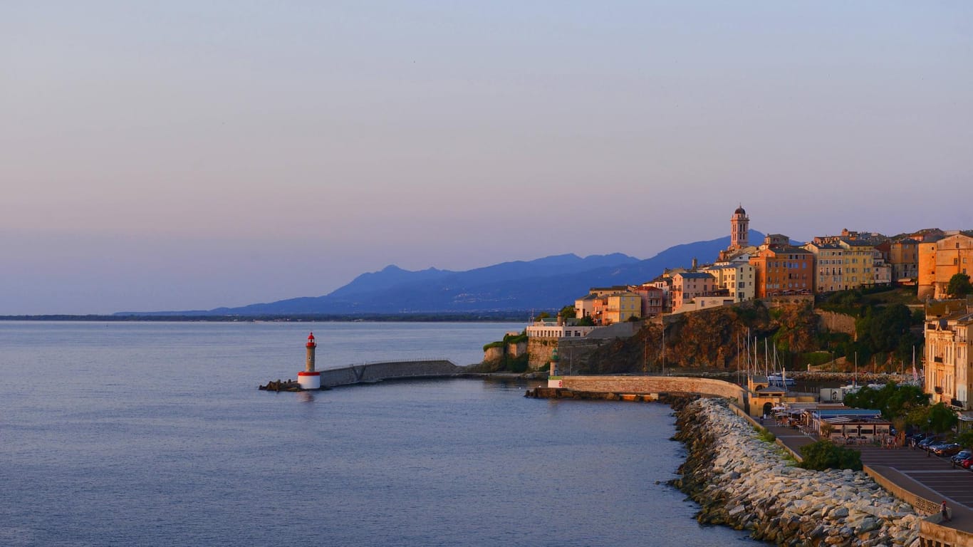 Blick auf die Küstenstadt Bastia: Bei dem Vorfall im Nordosten von Korsika wurden mindestens sechs Menschen verletzt und ein Mann getötet. (Archivbild)