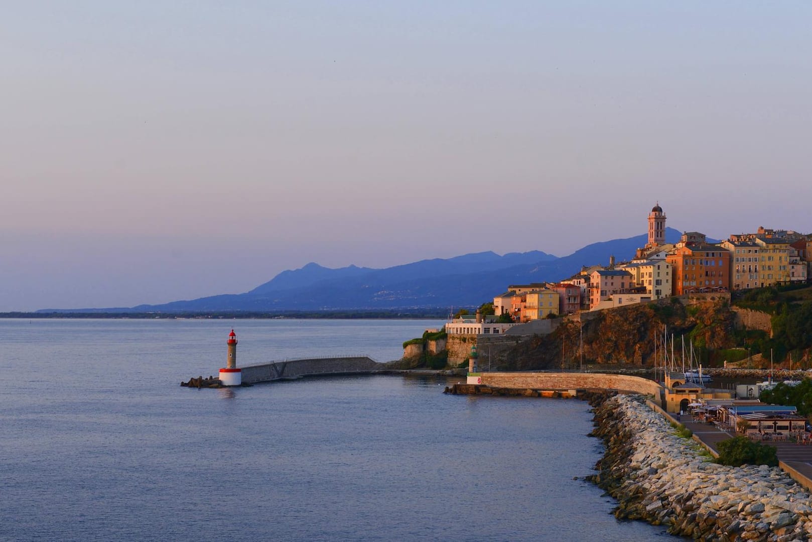 Blick auf die Küstenstadt Bastia: Bei dem Vorfall im Nordosten von Korsika wurden mindestens sechs Menschen verletzt und ein Mann getötet. (Archivbild)