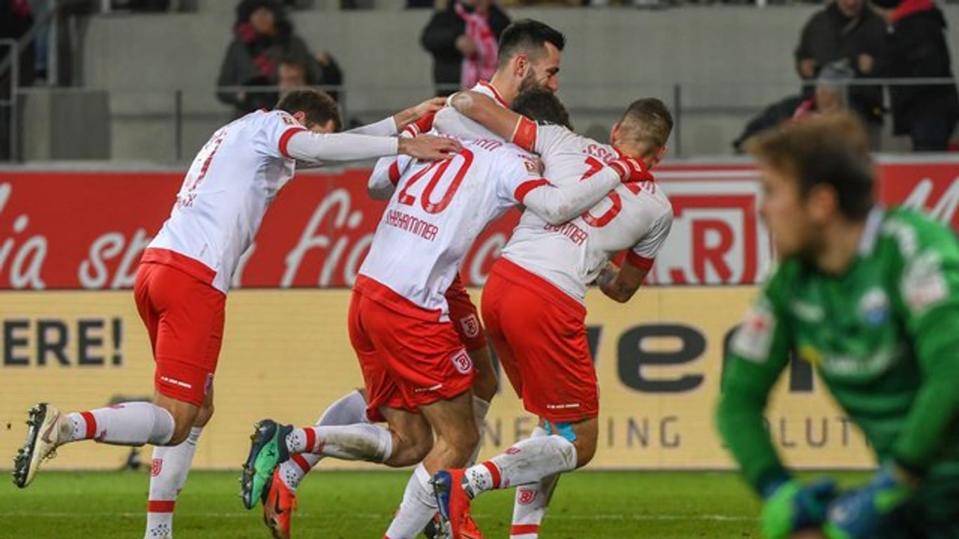 Die Mannschaft von Regensburg jubelt nach dem Treffer zum 1:0 gegen Paderborn.