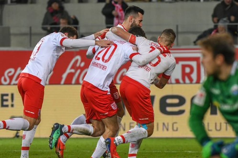 Die Mannschaft von Regensburg jubelt nach dem Treffer zum 1:0 gegen Paderborn.