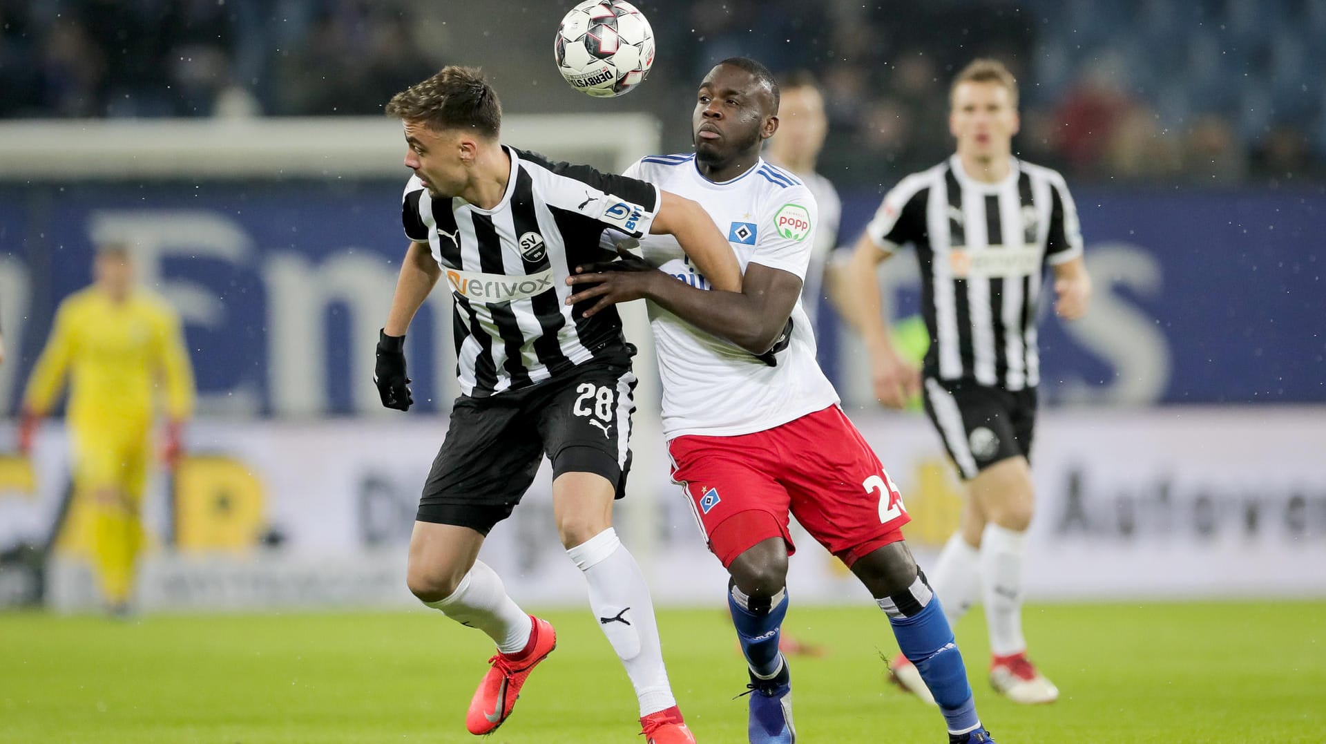 Umkämpfte Partie: Hamburgs Orel Mangala (r.) und Sandhausens Philipp Förster kämpfen um den Ball.