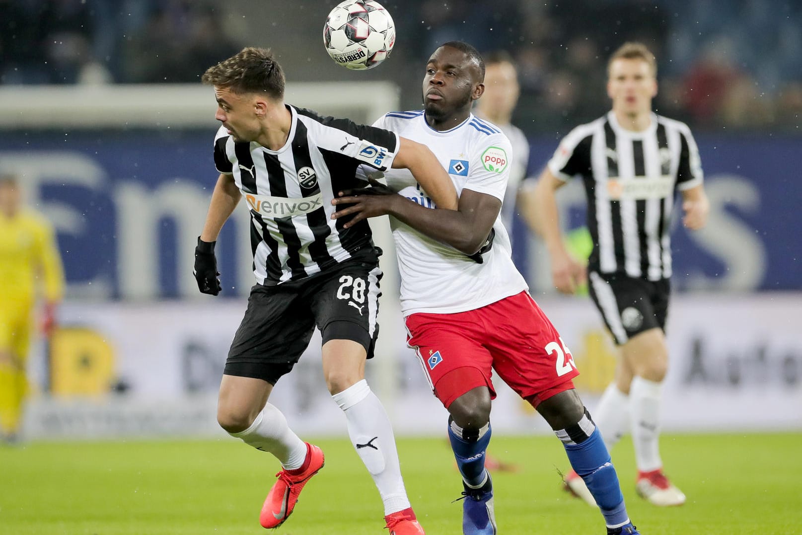 Umkämpfte Partie: Hamburgs Orel Mangala (r.) und Sandhausens Philipp Förster kämpfen um den Ball.