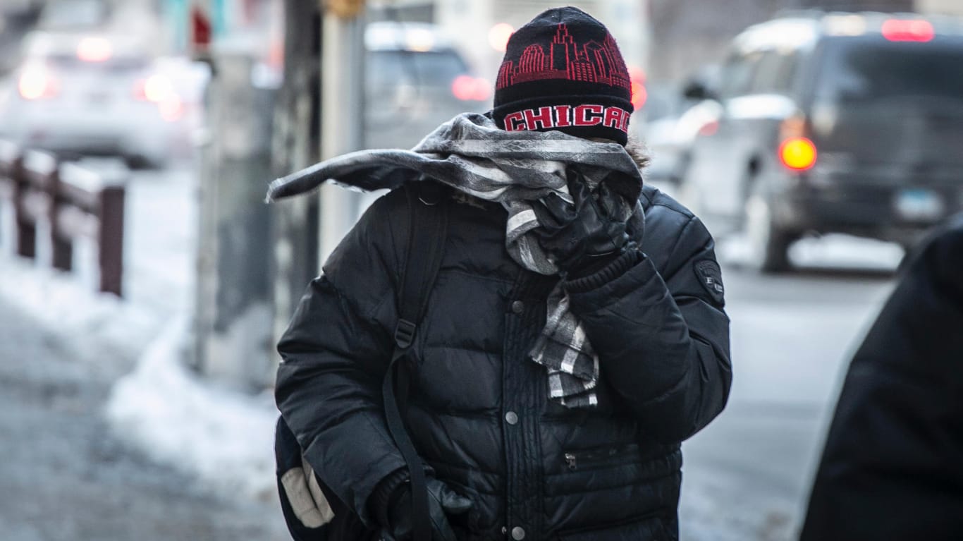 Ein Pendler in Chicago: Die drittgrößte Stadt der USA gilt als "Epizentrum" der aktuellen Kältewelle. Die gefühlten Temperaturen sind derzeit niedriger als in der Arktis.