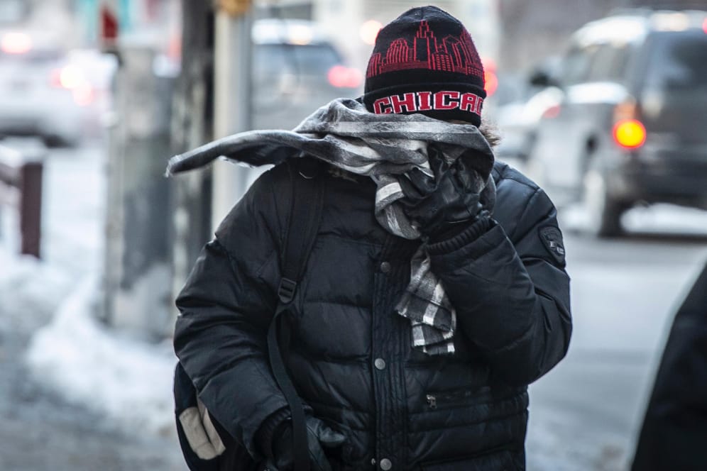 Ein Pendler in Chicago: Die drittgrößte Stadt der USA gilt als "Epizentrum" der aktuellen Kältewelle. Die gefühlten Temperaturen sind derzeit niedriger als in der Arktis.