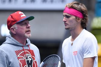 Während sich Alexander zverev (r) das alte Format vom Davis Cup zurückwünscht will Boris Becker der Reform eine Chance geben.