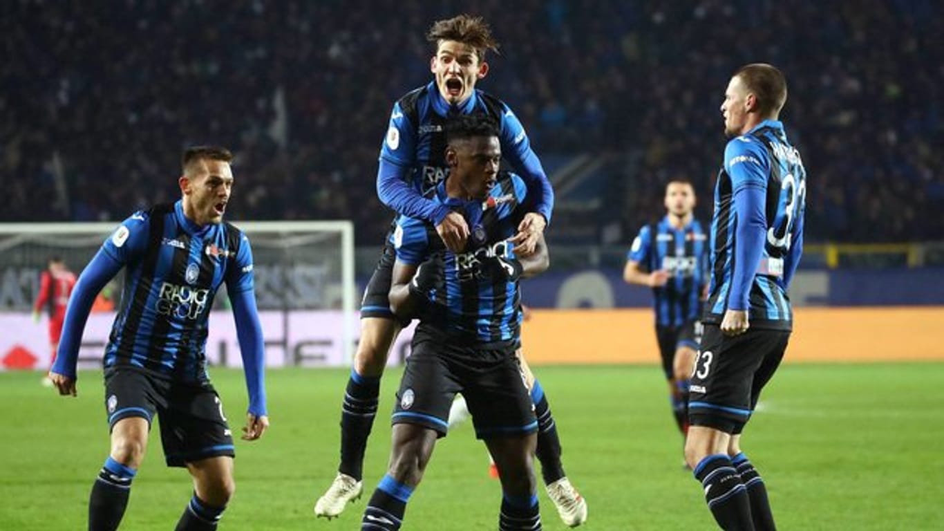 Die Spieler von Atalanta Bergamo feiern das 2:0 gegen Juventus Turin.