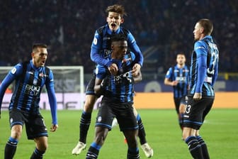 Die Spieler von Atalanta Bergamo feiern das 2:0 gegen Juventus Turin.