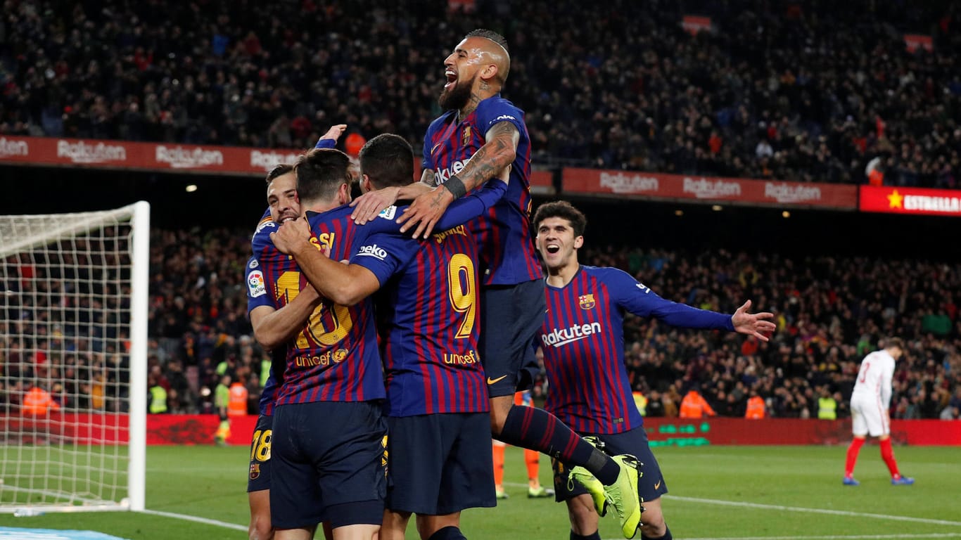 Copa del Rey: Barcas Lionel Messi feiert das sechste Tor mit seinem Team.