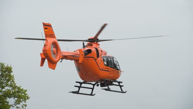 Rettungshubschrauber im Einsatz: Bei einem Autounfall in Österreich sind vier Deutsche schwer verletzt worden. (Symbolbild)