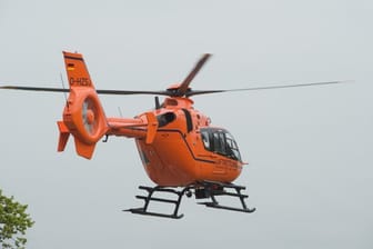 Rettungshubschrauber im Einsatz: Bei einem Autounfall in Österreich sind vier Deutsche schwer verletzt worden. (Symbolbild)