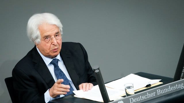 Der Historiker Saul Friedländer spricht beim Gedenken an die Opfer des Nationalsozialismus im Deutschen Bundestag. Der Historiker Saul Friedländer spricht beim Gedenken an die Opfer des Nationalsozialismus im Deutschen Bundestag.