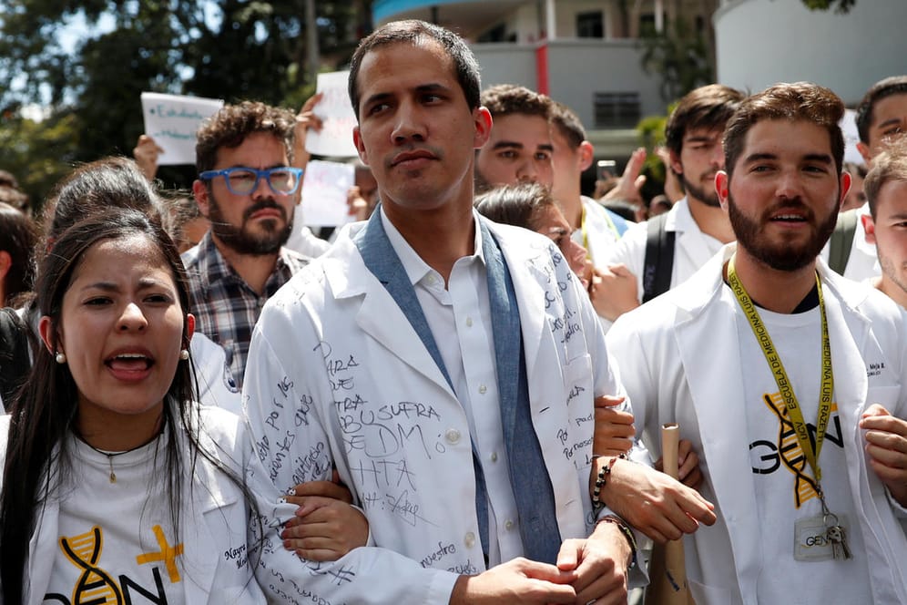 Venezuelas Parlamentspräsident Juan Gauído bei einer Kundgebung: Der Oppositionsführer will sich heimlich mit hochrangigen Militärs getroffen haben.