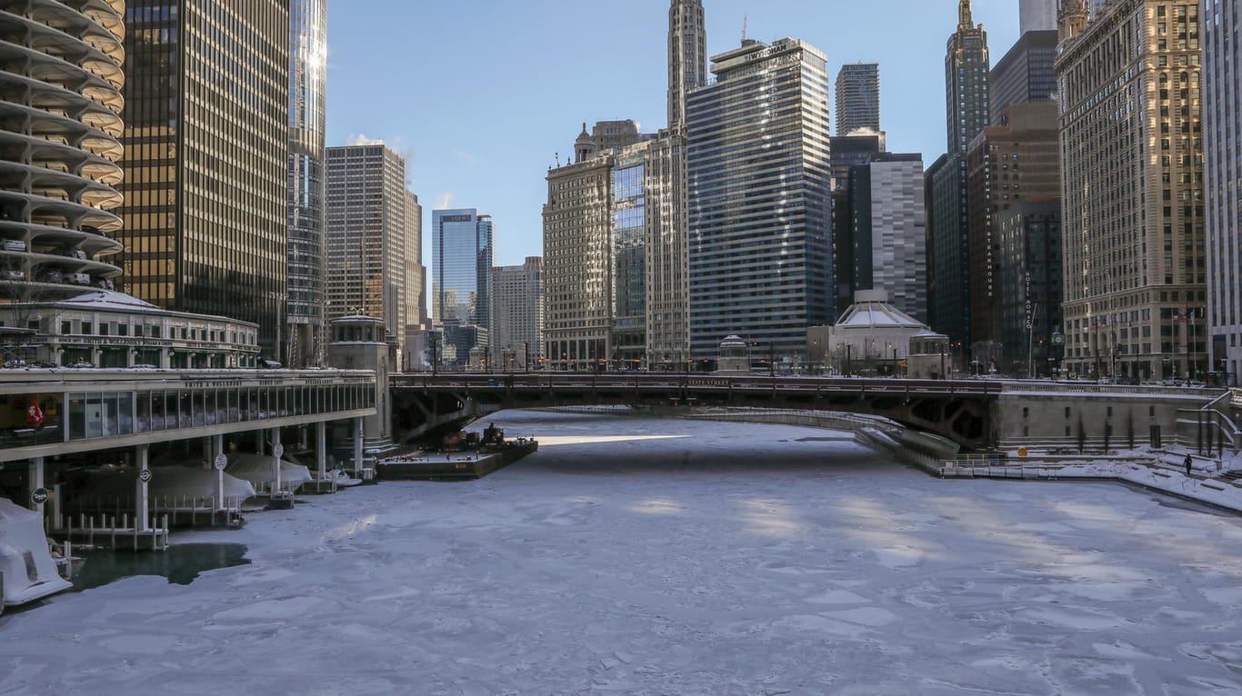 Blick auf den Chicago River: In der Stadt wurden am Donnerstag minus 33 Grad Celsius gemessen – nahe am Allzeittief von 1994.