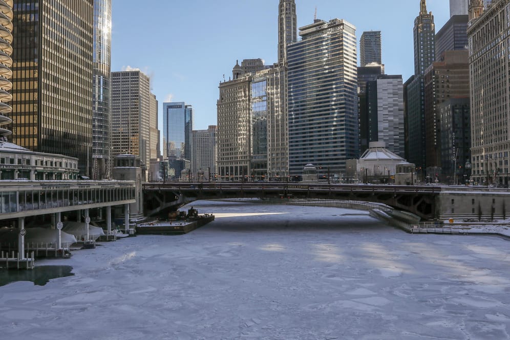Blick auf den Chicago River: In der Stadt wurden am Donnerstag minus 33 Grad Celsius gemessen – nahe am Allzeittief von 1994.
