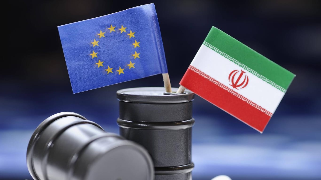 EU- und Iran-Fahne in Ölfässern: Deutschland, Frankreich und Großbritannien gründen ein System zur Umgehung von Iran-Sanktionen der USA – so könnte Öl wieder nach Europa geliefert werden. (Symbolbild)